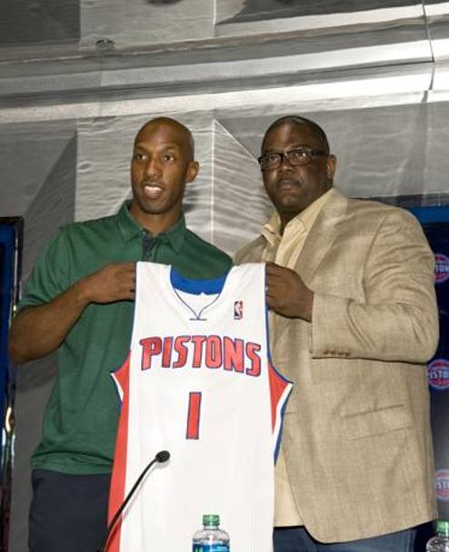 Joe Dumars, dirigente sportivo dei Pistons, presenta il suo nuovo giocatore,Chauncey Billups (2013)  